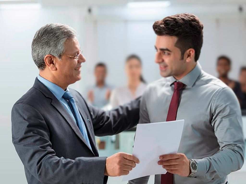ویژگی مدیران موفق گوش کردن به کارمندان و ارتباط موثر با کارمندان است.